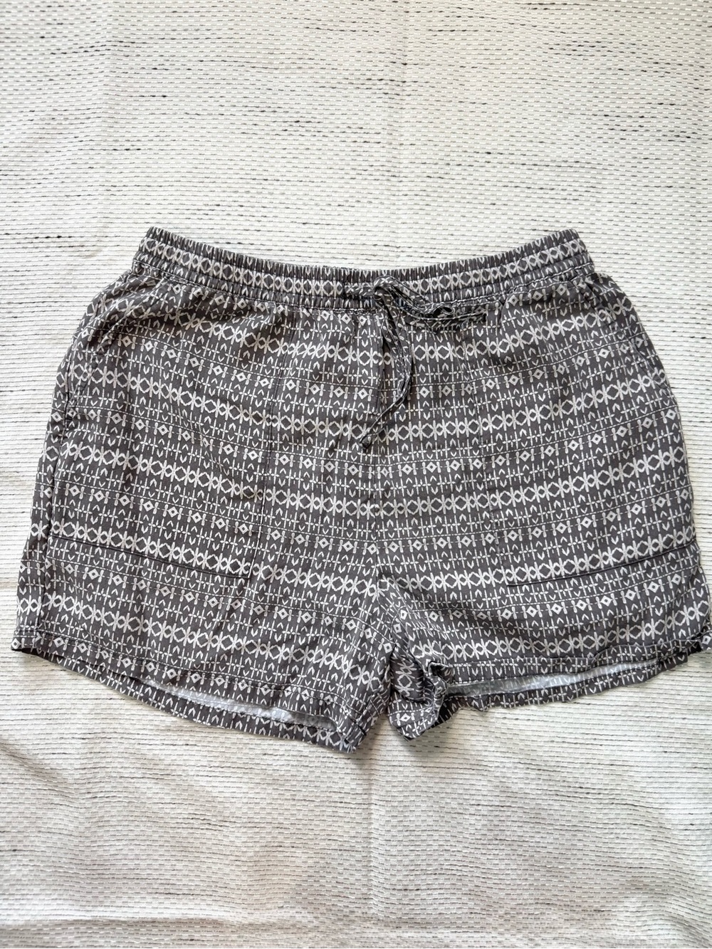 Garnet Hill Shorts Women’s 4 Gray Geometric Aztec Pockets Beach Bohemian